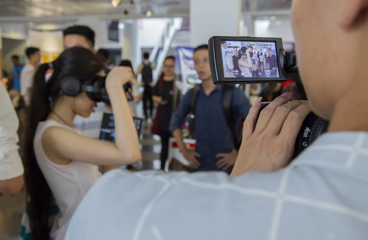 Hấp dẫn công nghệ AR, VR & 3D Mapping cùng Arena Multimedia Trải nghiệm kính VR (kính thực tế ảo)
