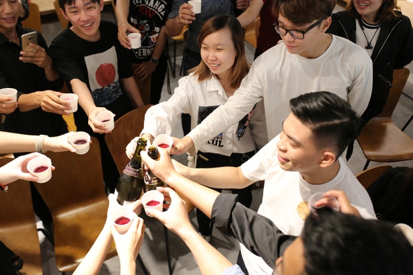 Tiệc cuối năm chất phát ngất của học viên Arena khiến nhiều người ganh tỵ Tiệc cuối năm chất phát ngất của học viên Arena khiến nhiều người ganh tỵ