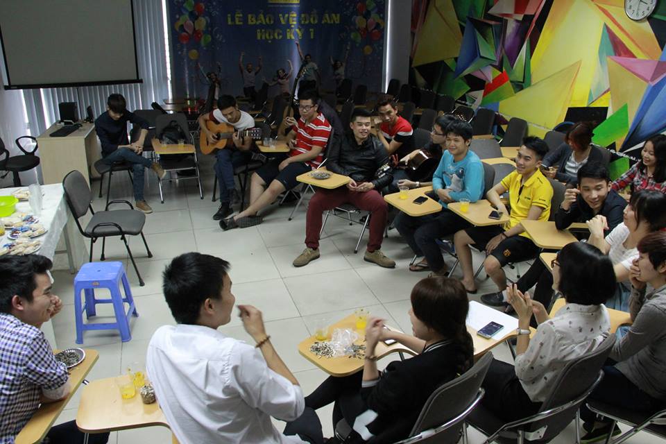 Buoi-hen-ho-dau-tien-của-CLB-Guitar Cac-thanh-vien-tro-chuyen-vui-ve