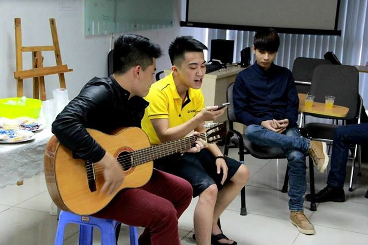 Buoi-hen-ho-dau-tien-của-CLB-Guitar Huong-Thao-Du-co-cach-xa