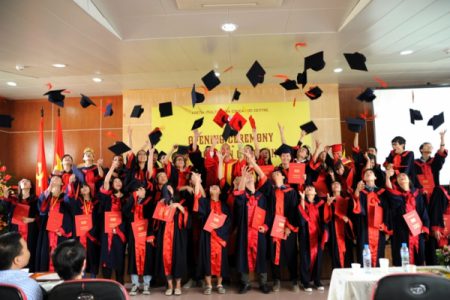 Háo hức lễ trao bằng tốt nghiệp đợt 1 năm 2013 tại Hà Nội