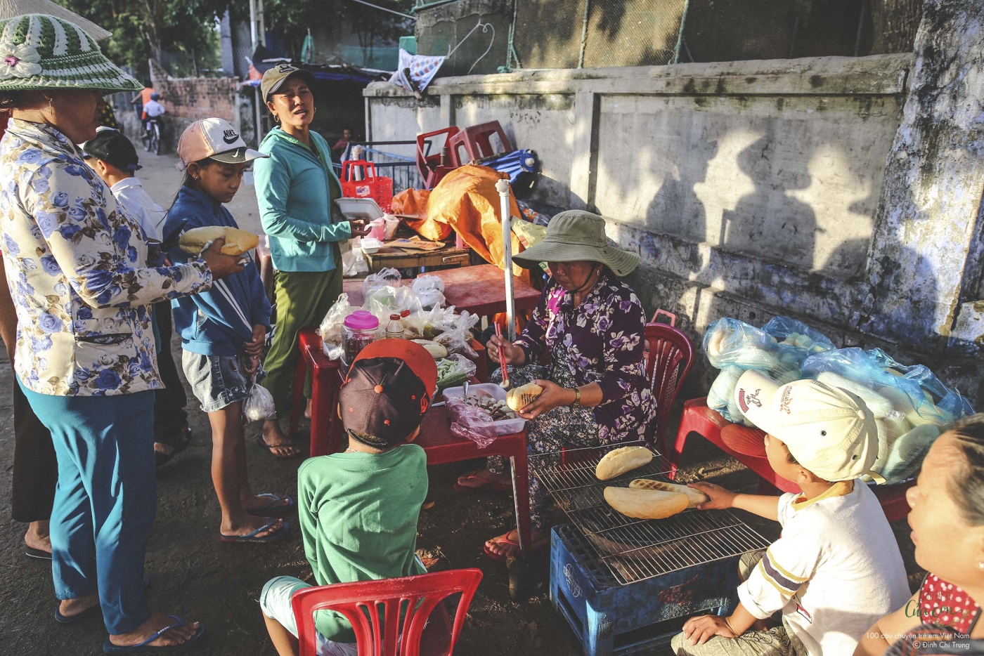 Gốc cây bàng là nơi tụ tập các gánh đồ ăn Gốc cây bàng là nơi tụ tập các gánh đồ ăn