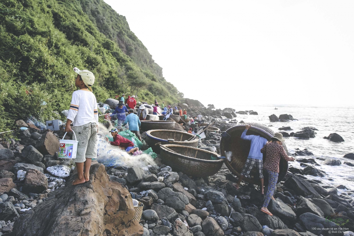 Đây là gành đá, nơi cập bờ của ngư dân. Đây là gành đá, nơi cập bờ của ngư dân.