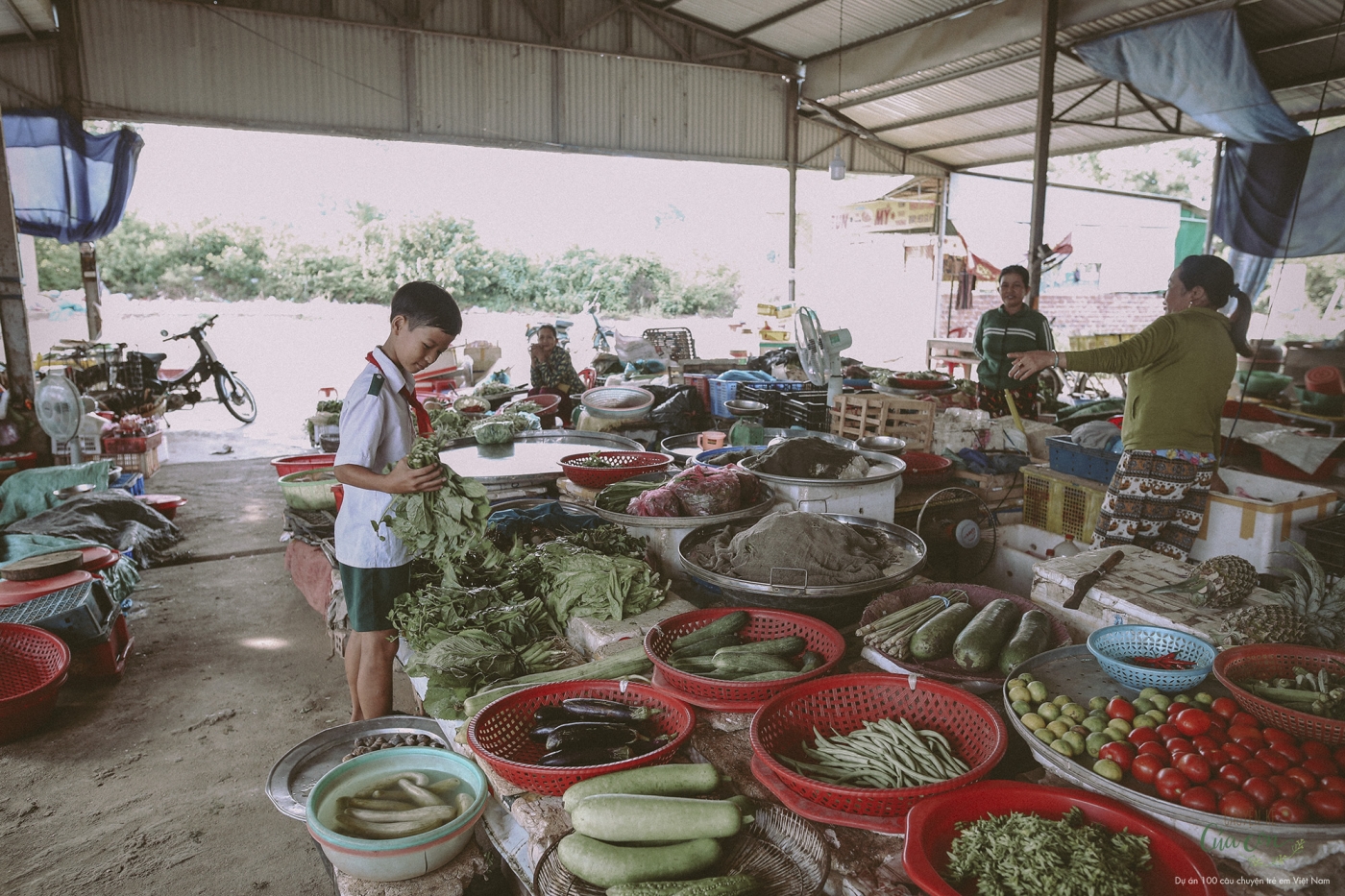 Hiếu ghé vào chợ để mua thức ăn về chuẩn bị cho bữa cơm tối.