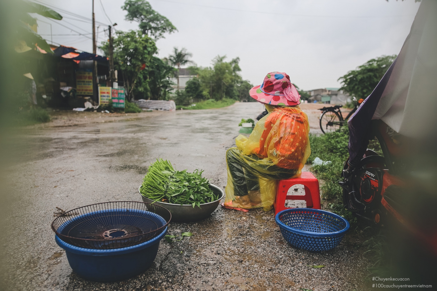 Vân bán rau ven đường cùng chị Vân bán rau ven đường cùng chị