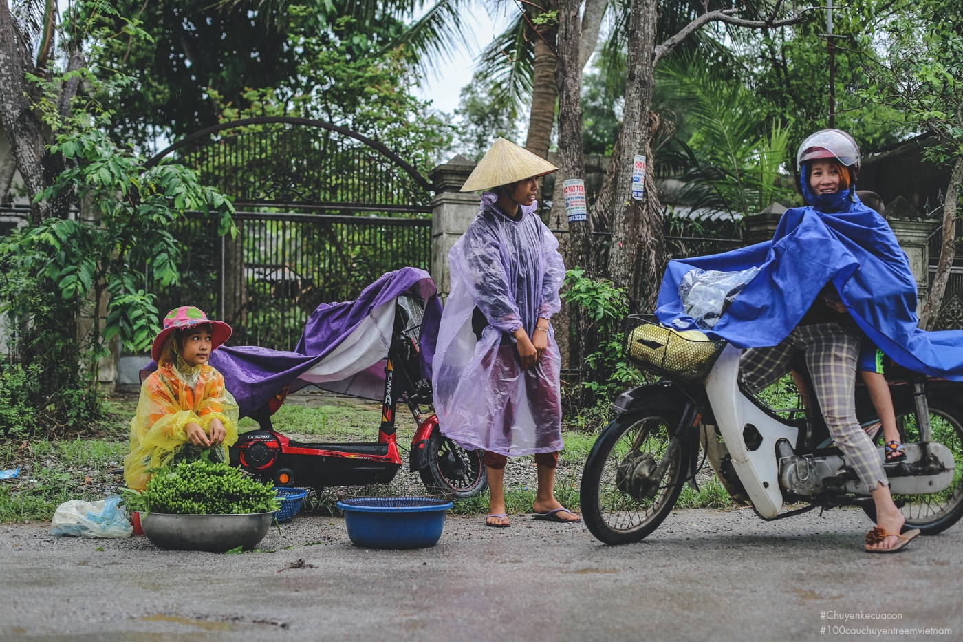 Hai chị em vui mừng khi có khách tấp vào hỏi mua rau Hai chị em vui mừng khi có khách tấp vào hỏi mua rau