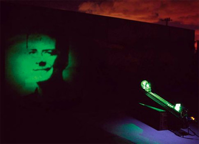 Phóng tranh lên tường bằng laser