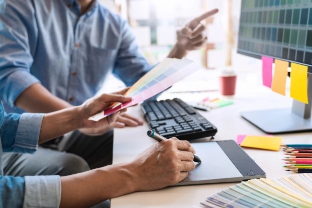 Nhà thiết kế đồ họa làm việc