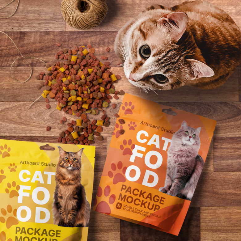 Mockup thức ăn cho mèo với chú mèo bên cạnh đối tượng thiết kế.