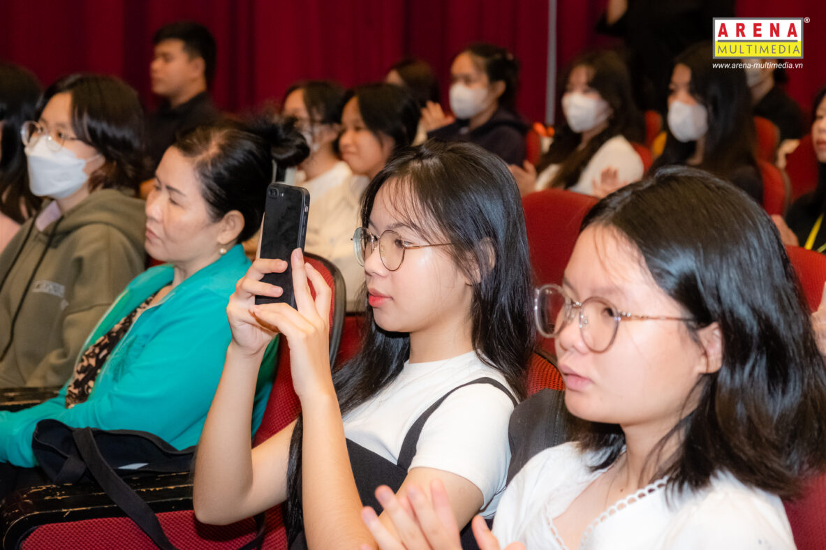 Học sinh và phụ huynh tìm hiểu cơ hội liên thông du học ĐH Quốc tế ngành Sáng tạo