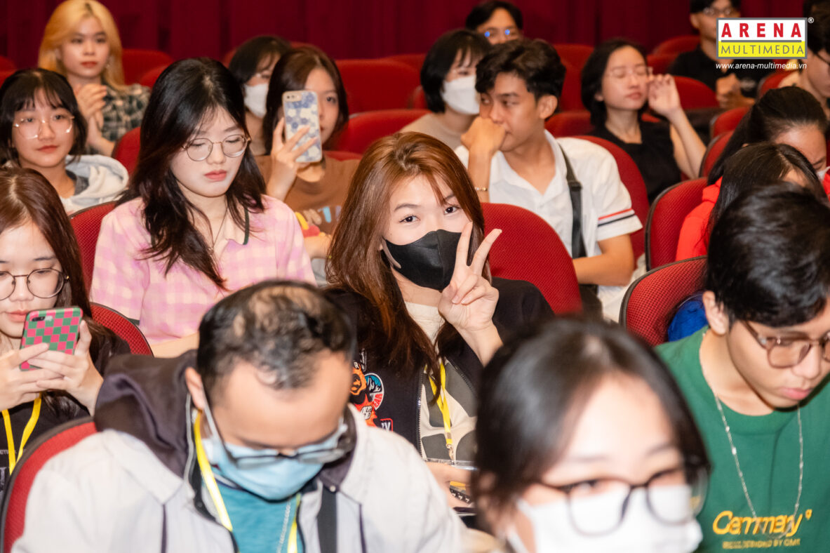 Học sinh và phụ huynh tìm hiểu cơ hội liên thông du học ĐH Quốc tế ngành Sáng tạo
