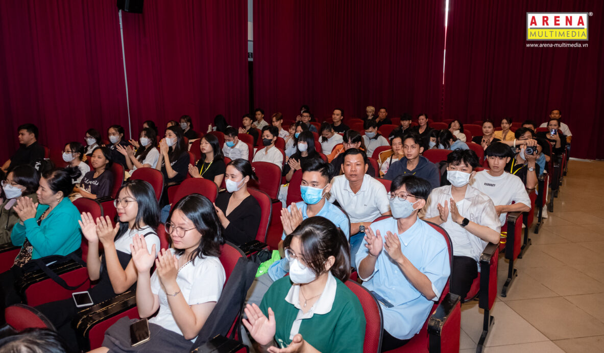 Học sinh và phụ huynh tìm hiểu cơ hội liên thông du học ĐH Quốc tế ngành Sáng tạo