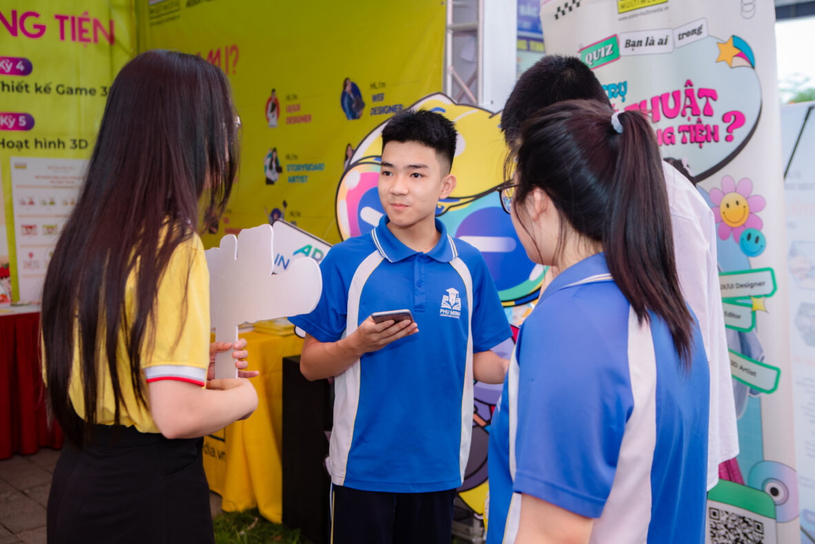 Thứ trưởng Bộ Lao động – Thương binh và Xã hội ghé thăm gian hàng của Arena Multimedia