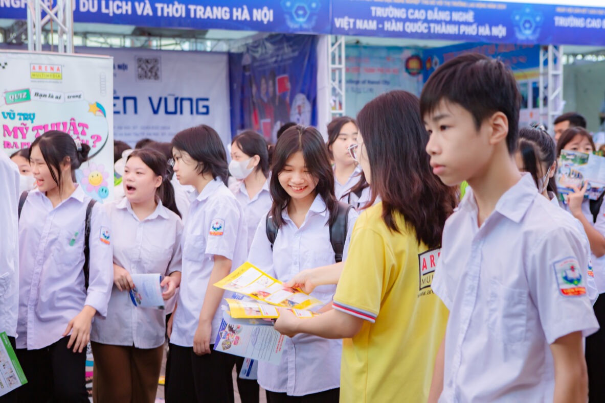 Thứ trưởng Bộ Lao động – Thương binh và Xã hội ghé thăm gian hàng của Arena Multimedia