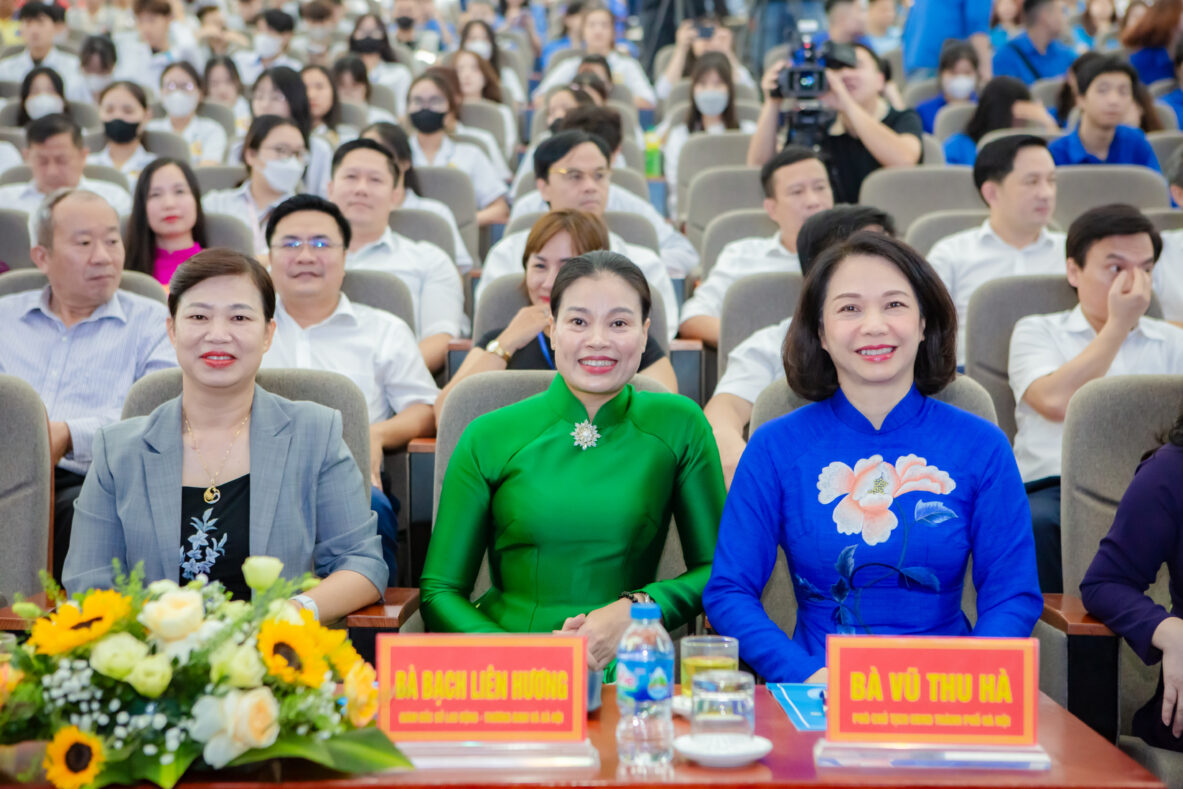 Thứ trưởng Bộ Lao động – Thương binh và Xã hội ghé thăm gian hàng của Arena Multimedia