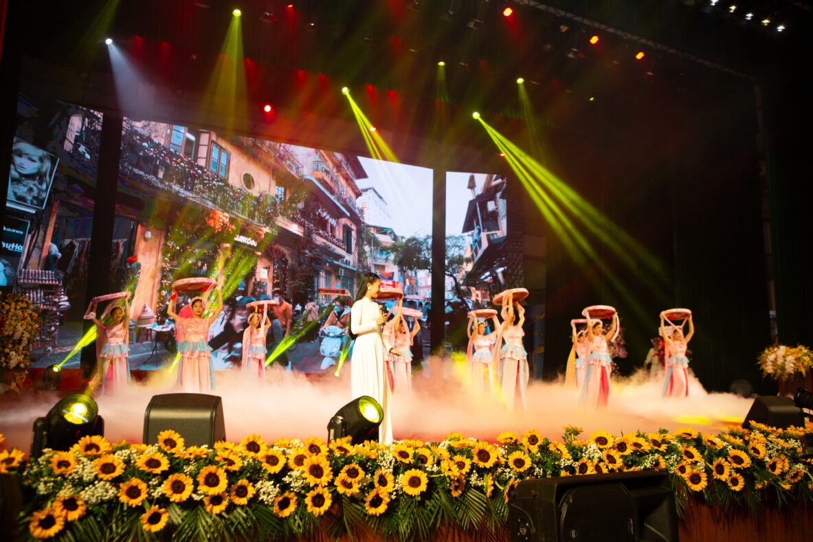 Thứ trưởng Bộ Lao động – Thương binh và Xã hội ghé thăm gian hàng của Arena Multimedia