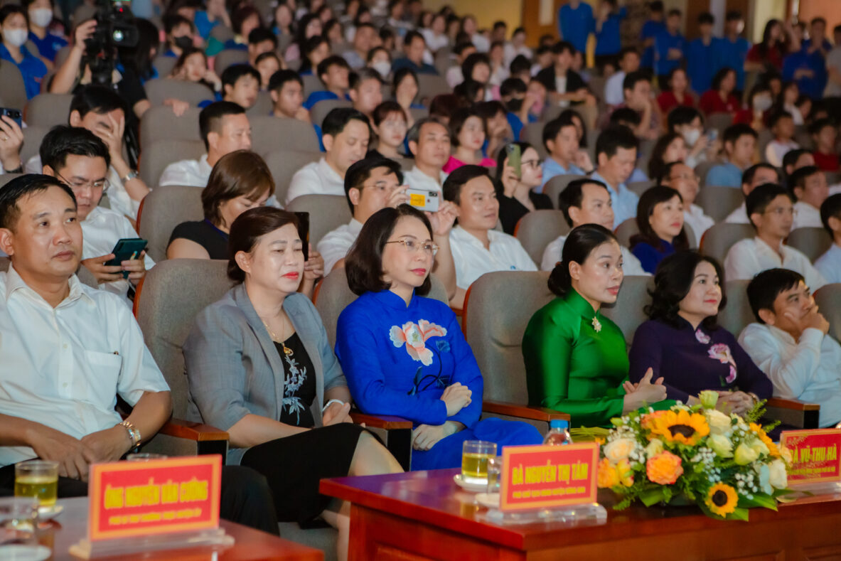 Thứ trưởng Bộ Lao động – Thương binh và Xã hội ghé thăm gian hàng của Arena Multimedia