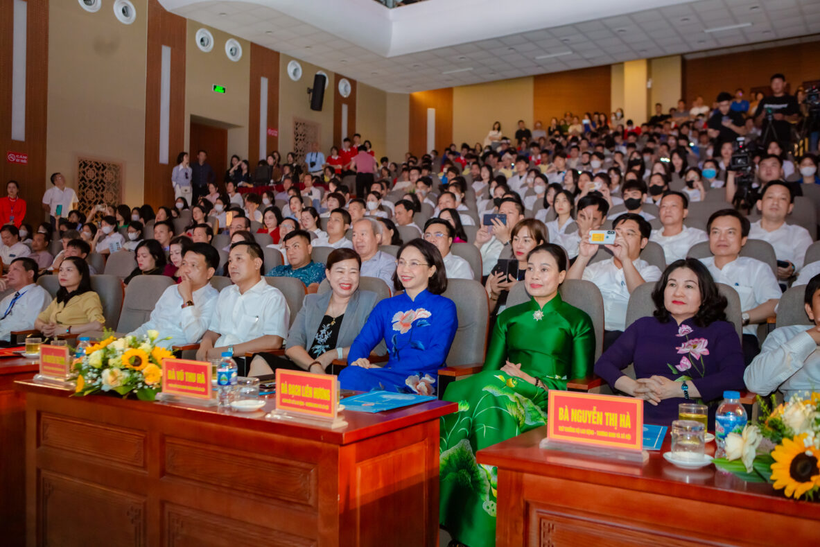 Thứ trưởng Bộ Lao động – Thương binh và Xã hội ghé thăm gian hàng của Arena Multimedia
