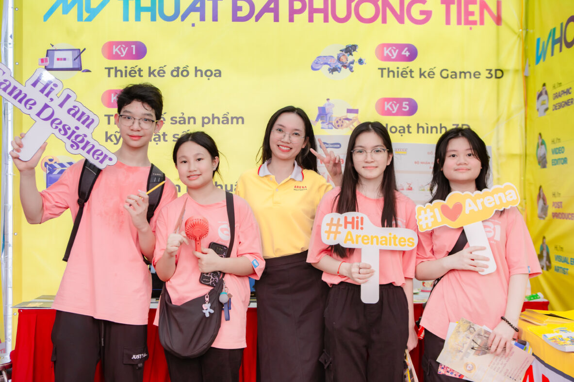 Thứ trưởng Bộ Lao động – Thương binh và Xã hội ghé thăm gian hàng của Arena Multimedia