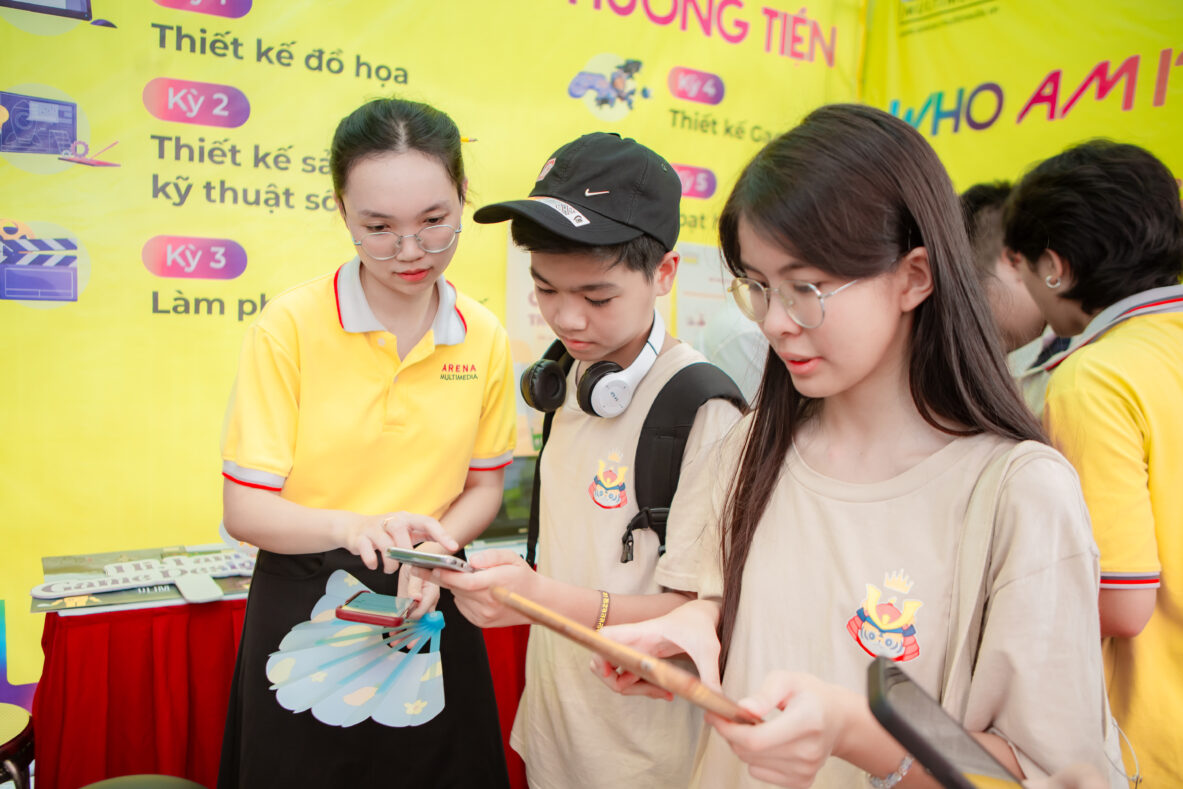 Thứ trưởng Bộ Lao động – Thương binh và Xã hội ghé thăm gian hàng của Arena Multimedia