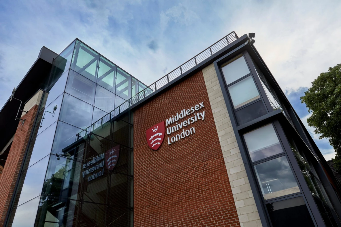Sở hữu bằng cử nhân nghệ thuật tại Middlesex University (UK) với mô hình 2+1 từ Arena Multimedia, tiết kiệm đến 2 tỷ VNĐ