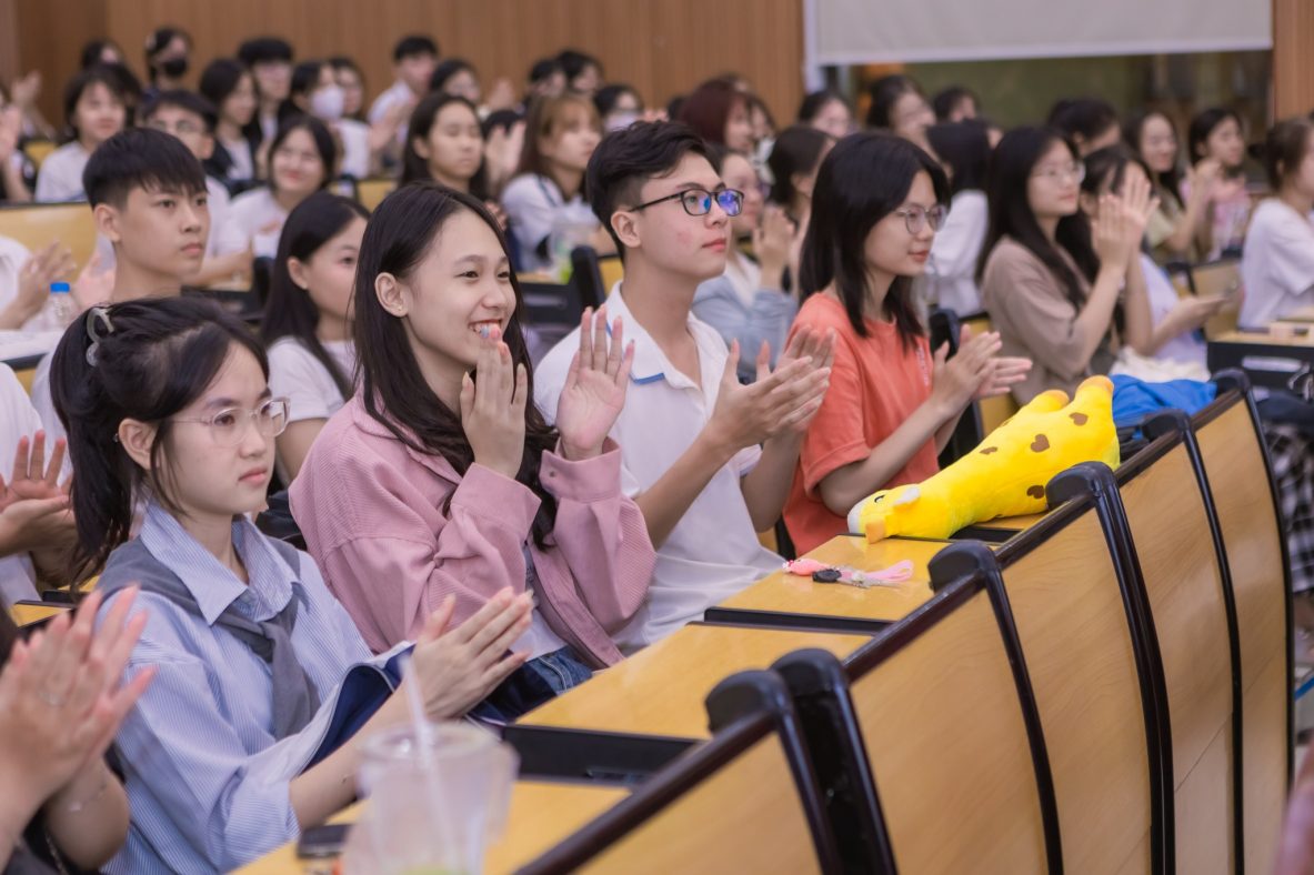 Gặp gỡ hơn 300 bạn sinh viên Học viện Tài chính tại Tọa đàm hướng nghiệp: Trường học hay Trường đời