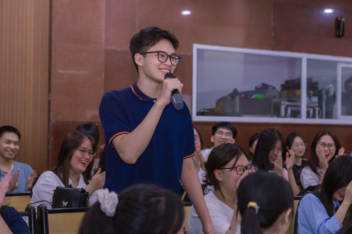 Gặp gỡ hơn 300 bạn sinh viên Học viện Tài chính tại Tọa đàm hướng nghiệp: Trường học hay Trường đời