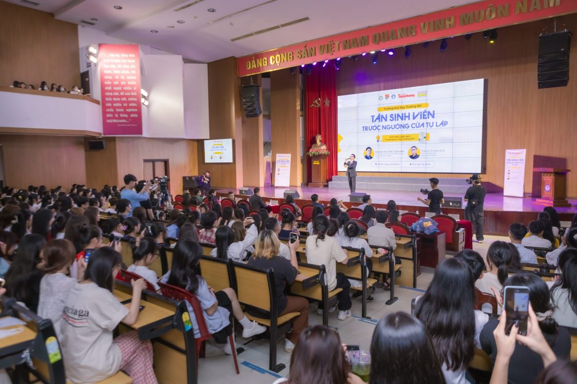 Gặp gỡ hơn 300 bạn sinh viên Học viện Tài chính tại Tọa đàm hướng nghiệp: Trường học hay Trường đời