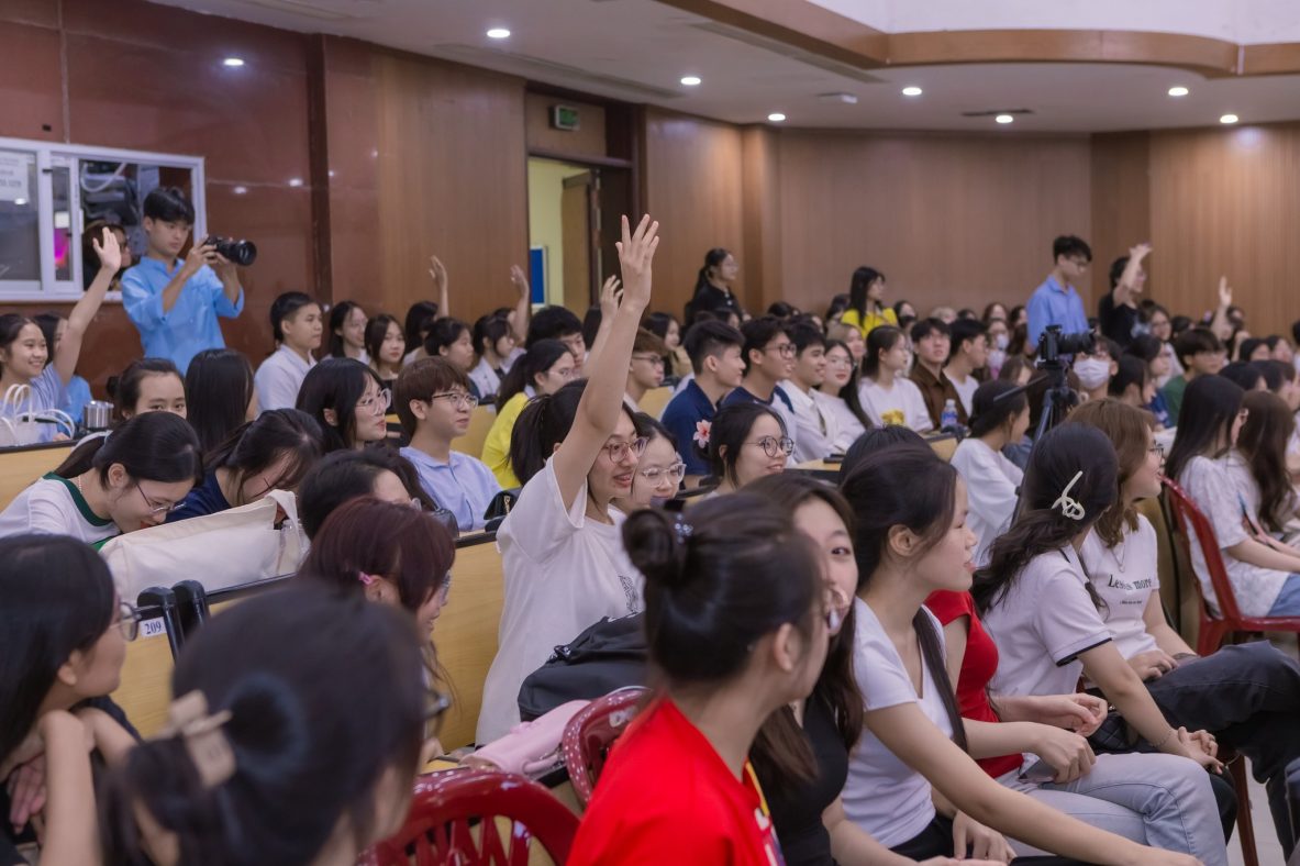 Gặp gỡ hơn 300 bạn sinh viên Học viện Tài chính tại Tọa đàm hướng nghiệp: Trường học hay Trường đời