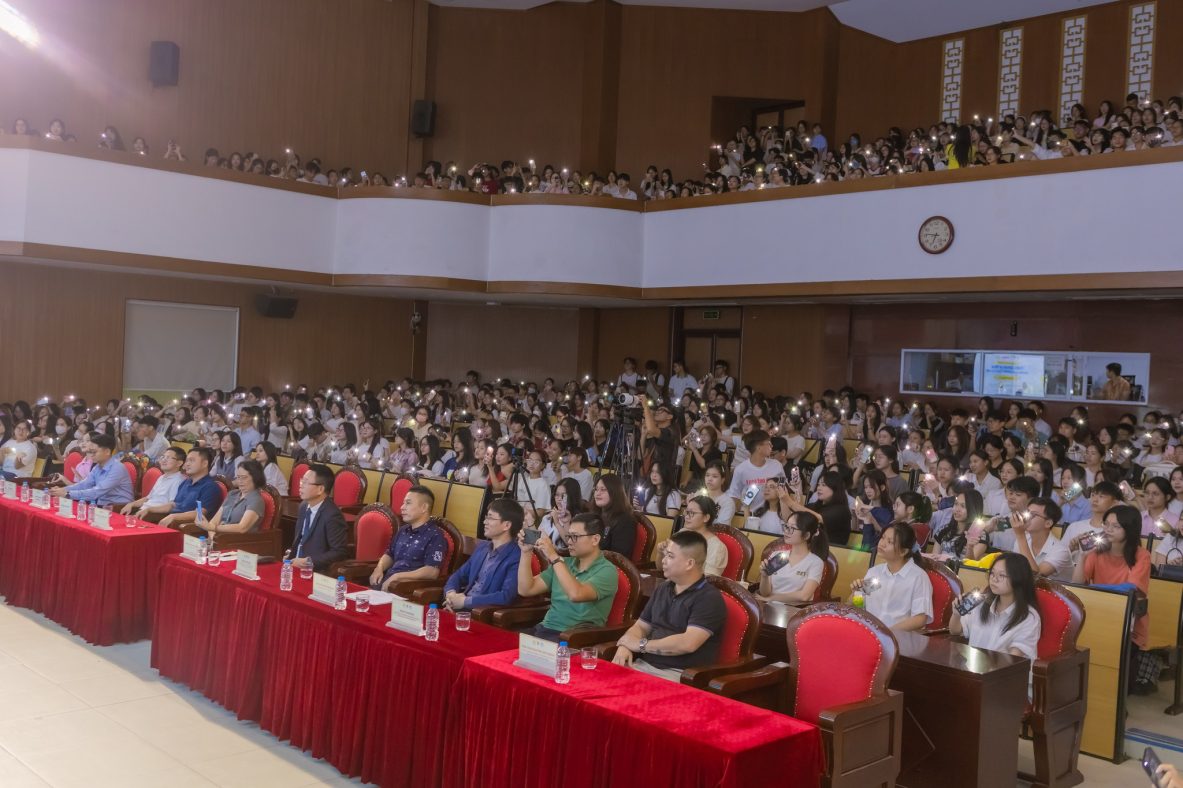 Gặp gỡ hơn 300 bạn sinh viên Học viện Tài chính tại Tọa đàm hướng nghiệp: Trường học hay Trường đời