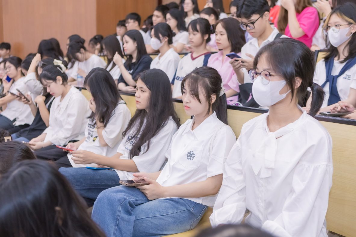 Gặp gỡ hơn 300 bạn sinh viên Học viện Tài chính tại Tọa đàm hướng nghiệp: Trường học hay Trường đời
