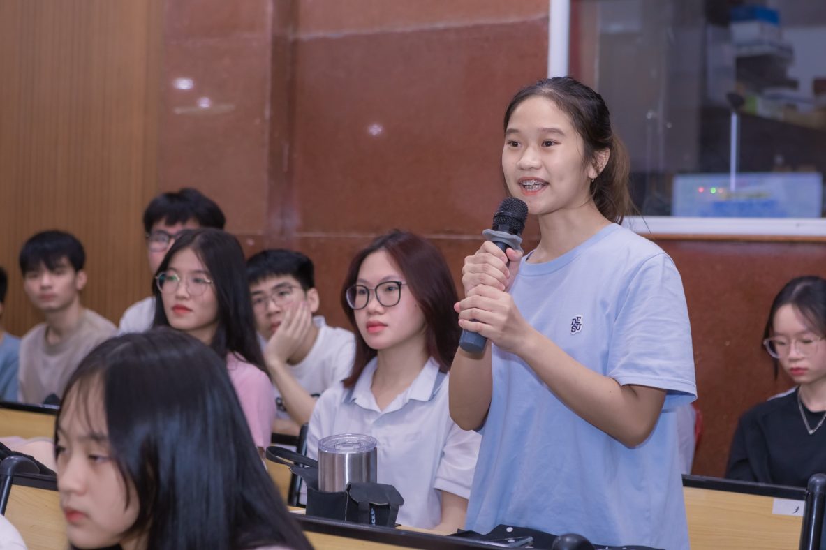 Gặp gỡ hơn 300 bạn sinh viên Học viện Tài chính tại Tọa đàm hướng nghiệp: Trường học hay Trường đời