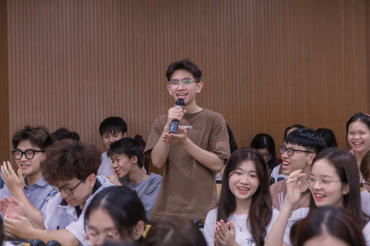 Gặp gỡ hơn 300 bạn sinh viên Học viện Tài chính tại Tọa đàm hướng nghiệp: Trường học hay Trường đời