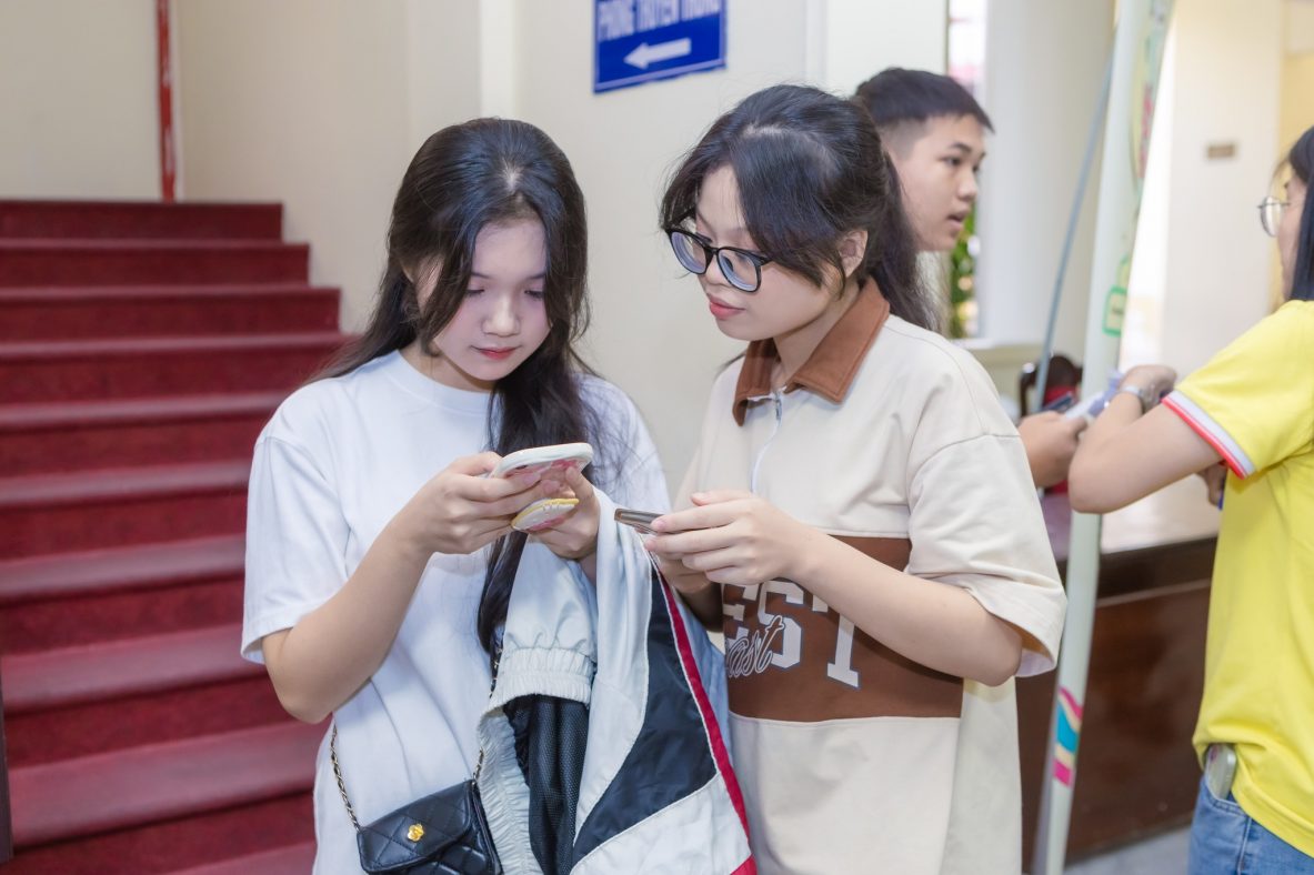 Gặp gỡ hơn 300 bạn sinh viên Học viện Tài chính tại Tọa đàm hướng nghiệp: Trường học hay Trường đời