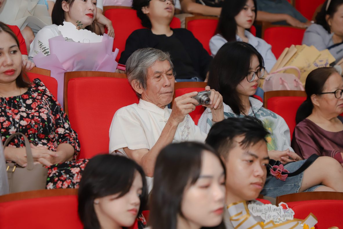 Lễ tốt nghiệp niên khóa 2021 - 2024: Trạm dừng chân của chuyến đi thanh xuân