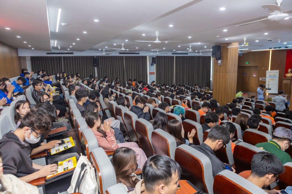 Tọa đàm: Trường học hay Trường đời cùng sinh viên trường Đại học Đại Nam
