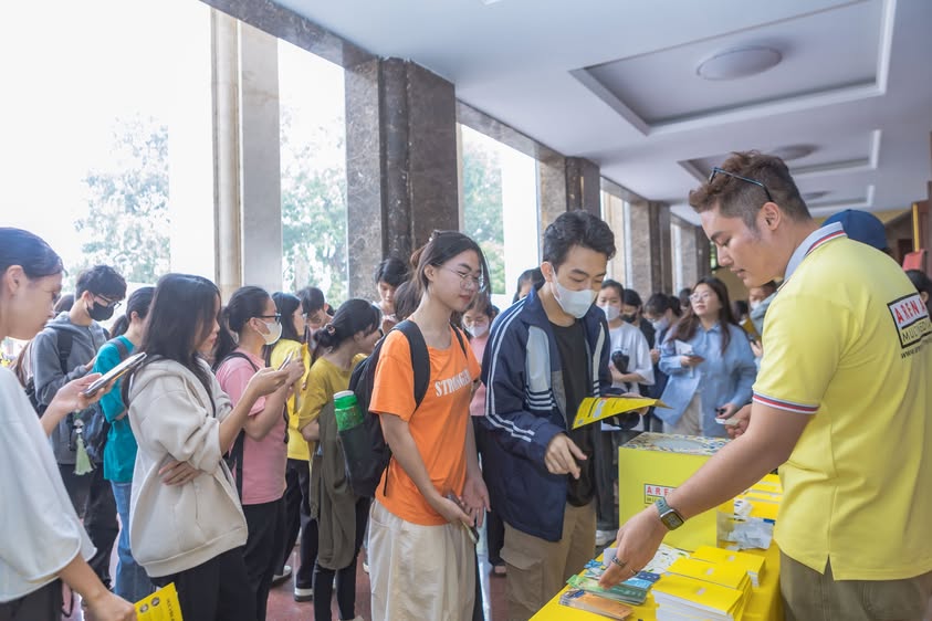“Đột nhập” trường Đại học Thương Mại - Gặp gỡ những người trẻ nhiều nỗi lo