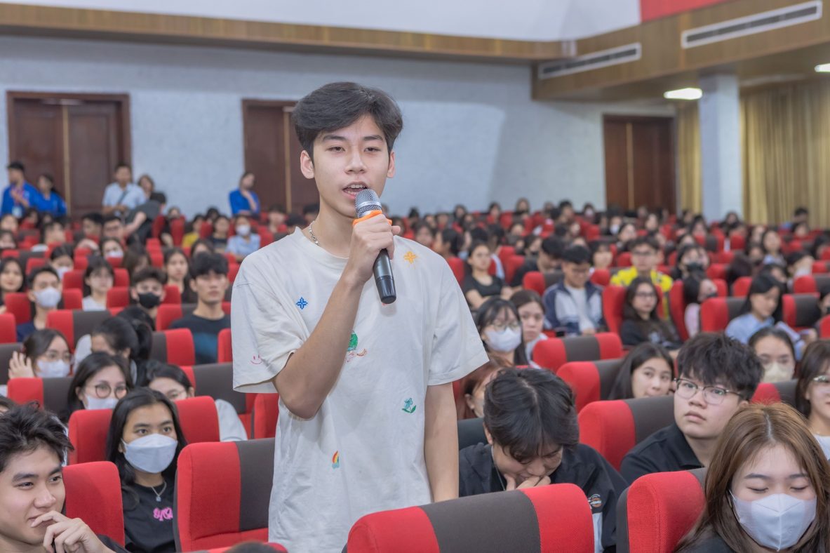 “Đột nhập” trường Đại học Thương Mại - Gặp gỡ những người trẻ nhiều nỗi lo