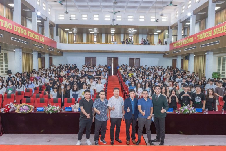 “Đột nhập” trường Đại học Thương Mại - Gặp gỡ những người trẻ nhiều nỗi lo