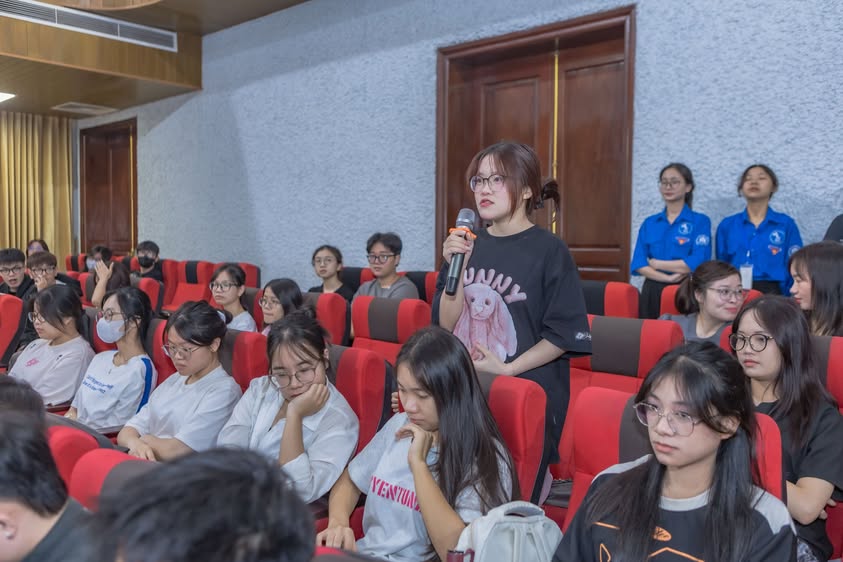 “Đột nhập” trường Đại học Thương Mại - Gặp gỡ những người trẻ nhiều nỗi lo