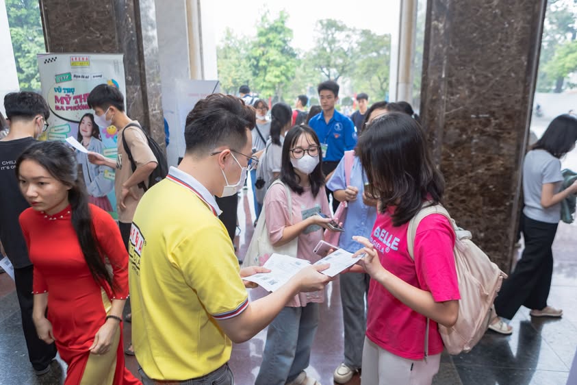“Đột nhập” trường Đại học Thương Mại - Gặp gỡ những người trẻ nhiều nỗi lo