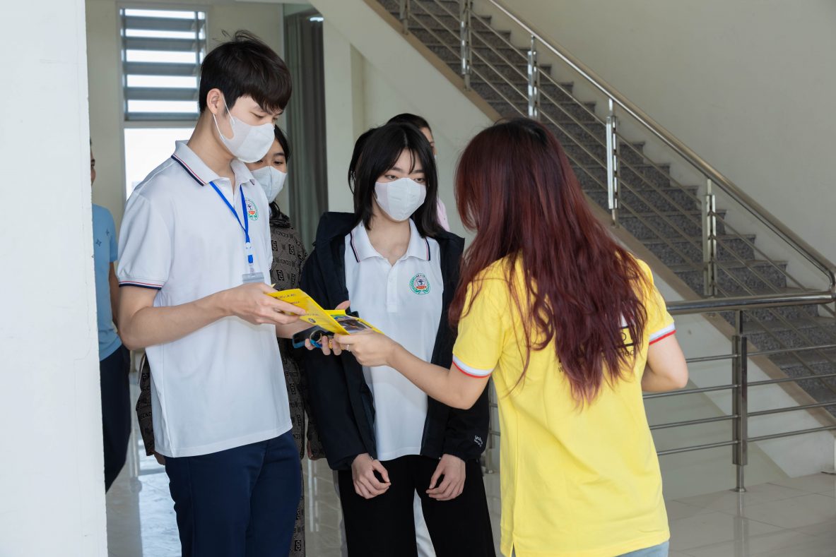 Trường học hay Trường đời: Hành trang nào cho sinh viên trước ngưỡng cửa tự lập?