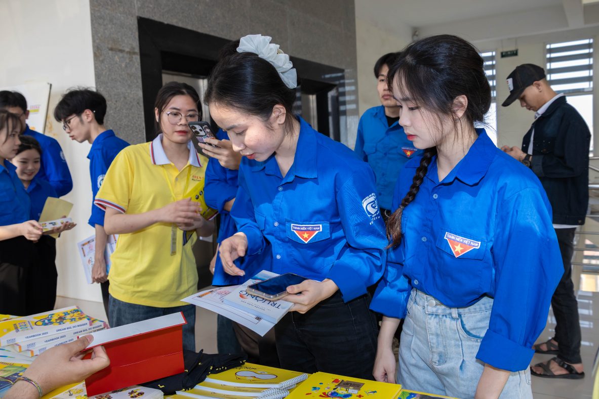 Trường học hay Trường đời: Hành trang nào cho sinh viên trước ngưỡng cửa tự lập?