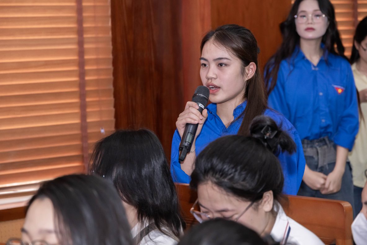 Trường học hay Trường đời: Hành trang nào cho sinh viên trước ngưỡng cửa tự lập?