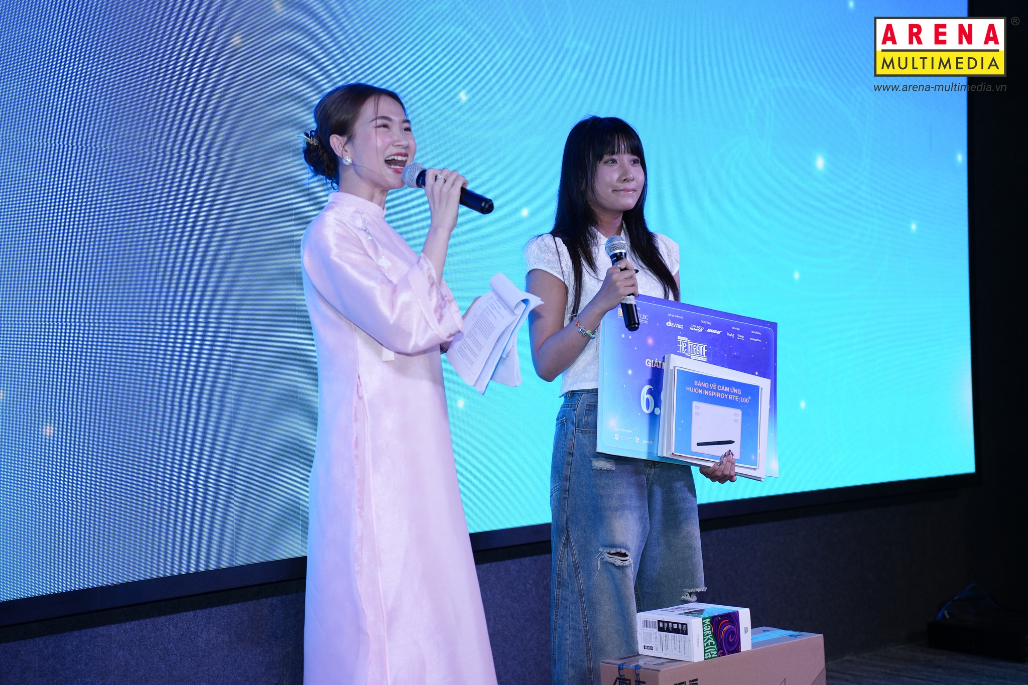 Hiện thực hóa cam kết tại Show It NOW: VLBC mua bản quyền đồ án “Kinh! LôTô Show” của học viên Arena Multimedia để phát triển thương mại Hiện thực hóa cam kết tại Show It NOW: VLBC mua bản quyền đồ án “Kinh! LôTô Show” của học viên Arena Multimedia để phát triển thương mại